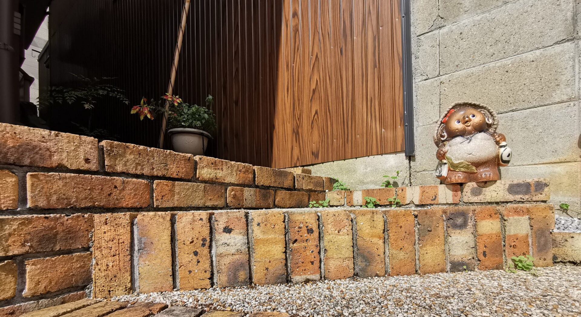 左京区岡崎天王町　アプローチ階段 withたぬちゃん